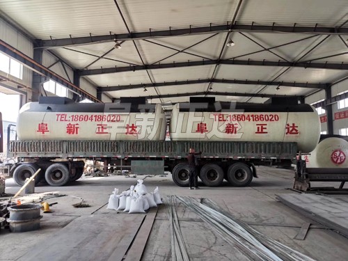 SF雙層油罐裝車準(zhǔn)備出發(fā)