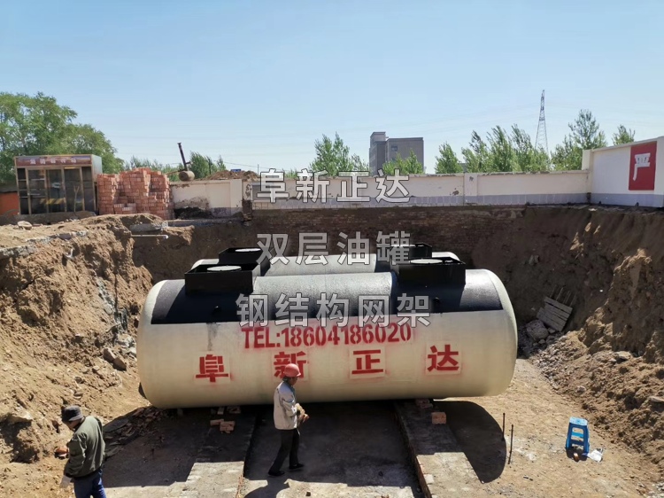 第二個(gè)油罐就位，安裝有條不紊，遼寧阜新正達(dá)SF雙層油罐，專業(yè)加油站服務(wù)