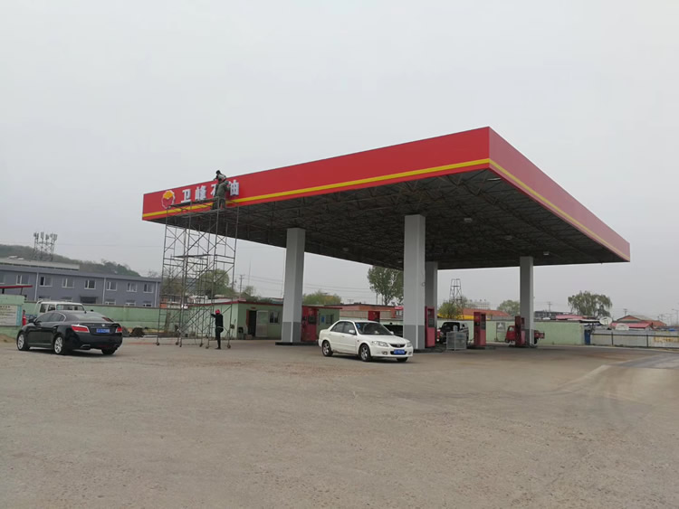 遼寧省丹東衛(wèi)峰石油加油站網(wǎng)架棚罩裝修翻新已接近完工
