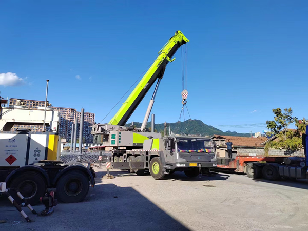 網(wǎng)架已組裝完成，風(fēng)和日麗，良辰吉日，吊車已就位準(zhǔn)備網(wǎng)架安裝